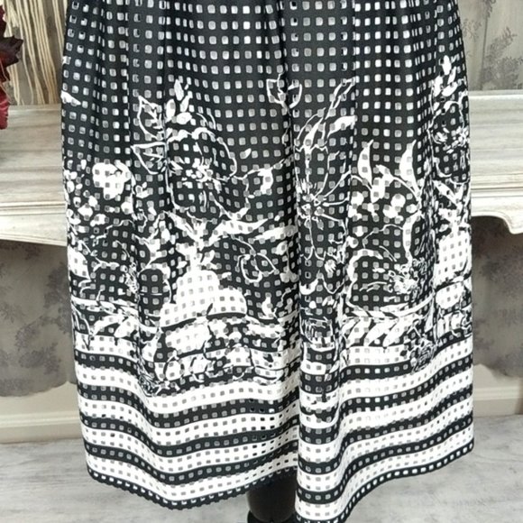 Gabby Skye floral laser cut fit and flare dress - Picture 3 of 13